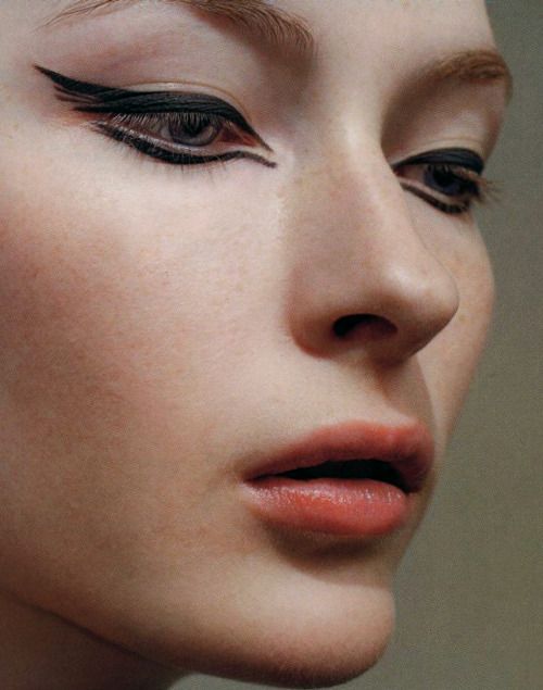 Walk like an Egyptian! <3 Talk about double winged cat eye makeup! Love it!