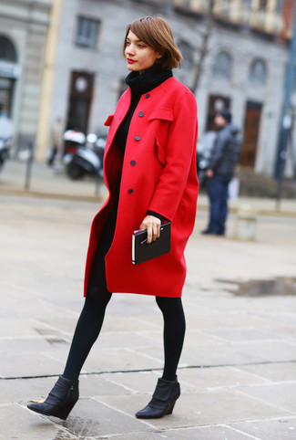 Как и с чем носить: красное пальто, черное вязаное платье-свитер, черные кожаные ботильоны на танкетке, черные шерстяные колготки