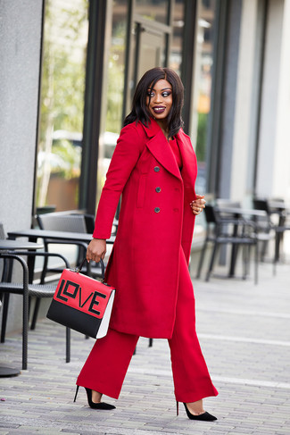 Как и с чем носить: красное пальто, красная блузка с длинным рукавом, красные широкие брюки, черные замшевые туфли