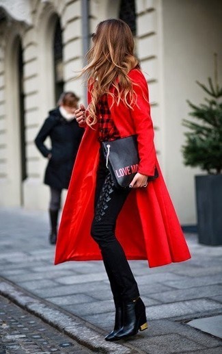 Как и с чем носить: красное пальто, красно-черная классическая рубашка в клетку, черные узкие брюки, черные кожаные ботильоны