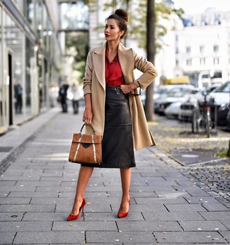 Как и с чем носить: светло-коричневое пальто, красная шелковая классическая рубашка, черная кожаная юбка-карандаш, красные замшевые туфли