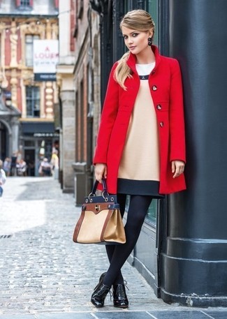 Как и с чем носить: красное пальто, бежевое шерстяное платье-футляр, черные кожаные ботильоны на шнуровке, светло-коричневая кожаная сумка-саквояж