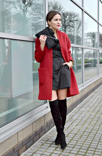 Как и с чем носить: красное пальто, черное сатиновое платье-футляр, черные замшевые ботфорты, черный сатиновый клатч