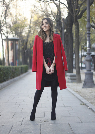 Как и с чем носить: красное пальто, черное платье-футляр с украшением, красно-черная классическая рубашка в шотландскую клетку, черные замшевые ботильоны