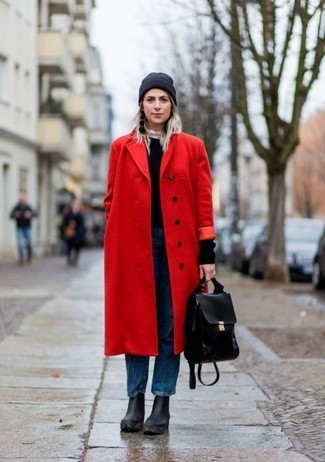 Как и с чем носить: красное пальто, черный свитер с круглым вырезом, синие джинсы-бойфренды, черные кожаные массивные ботильоны