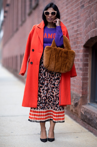Как и с чем носить: красное пальто, фиолетовый свитер с круглым вырезом с принтом, разноцветная юбка-миди с леопардовым принтом, черные кожаные туфли