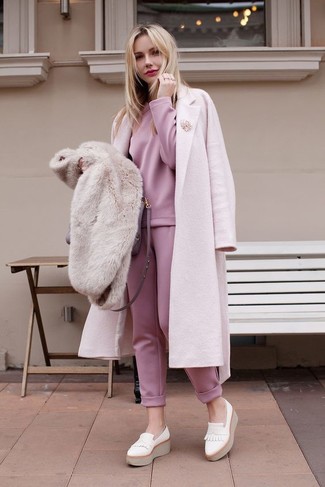 Как и с чем носить: розовое пальто, розовый свитшот, розовые спортивные штаны, белые кожаные лоферы на платформе