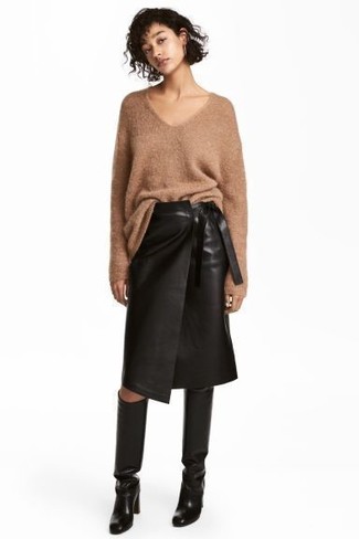 Как и с чем носить: светло-коричневый вязаный свободный свитер, черная кожаная юбка-карандаш, черные кожаные сапоги