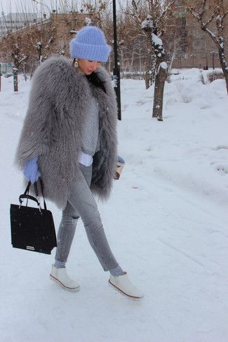 С чем носить серые брюки женщине зима 2020: Серая шуба и серые брюки — великолепный вариант для расслабленного, но стильного ансамбля. В тандеме с этим ансамблем наиболее уместно смотрятся белые кожаные ботинки челси. Подобное сочетание одежды поможет поднять тебе настроение и согреет в унылый зимний день.