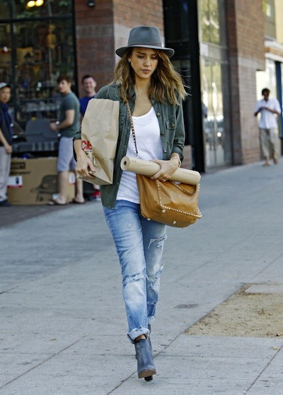 Джессика Альба в джинсах и шляпе