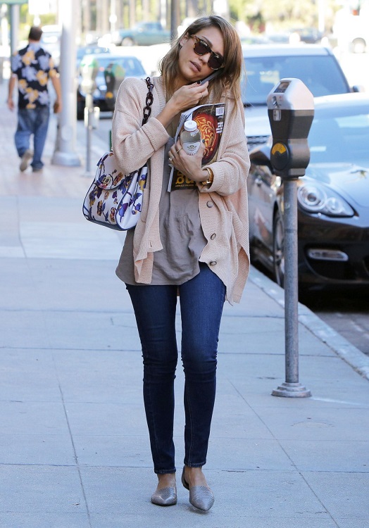 Джессика Альба в лаконичном образе с джинсами