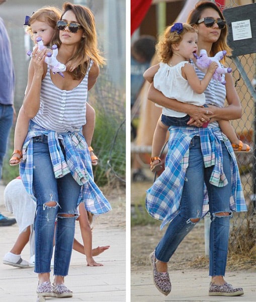 Джессика Алтба в полосатой майке и рваных джинсах с дочкой