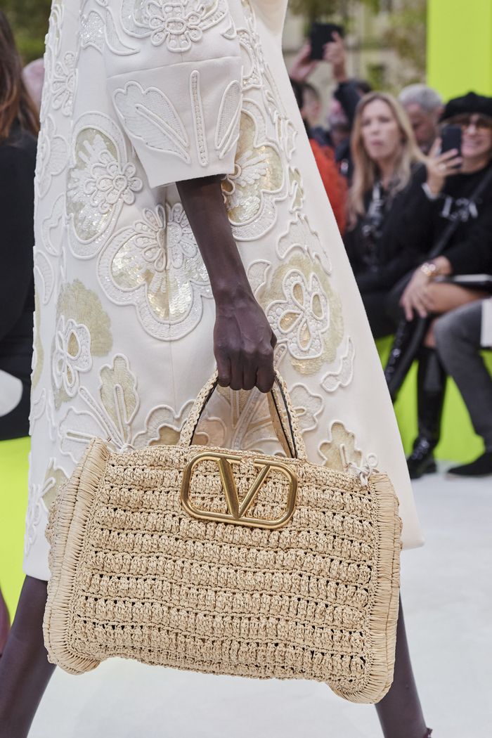 Модная плетеная сумка 2020 из коллекции Valentino