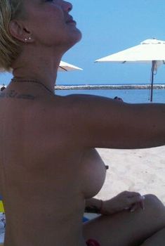 Голая грудь Леры Кудрявцевой на пляже, 2010