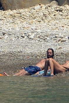 Красотка Хайди Клум топлесс на пляже в Италии, 2018