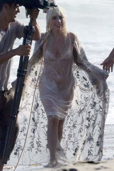 Красотка Леди Гага в прозрачном наряде на пляже Нью-Йорка, 2018