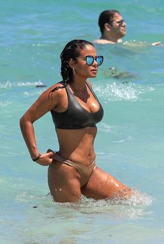 Страстная Кристина Милиан в красивом бикини на пляже Майами, 2017